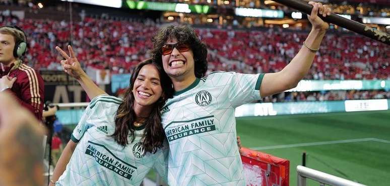 Bruna Marquezine e Xolo Maridueña em Atlanta, assistindo um jogo de futebol americano.