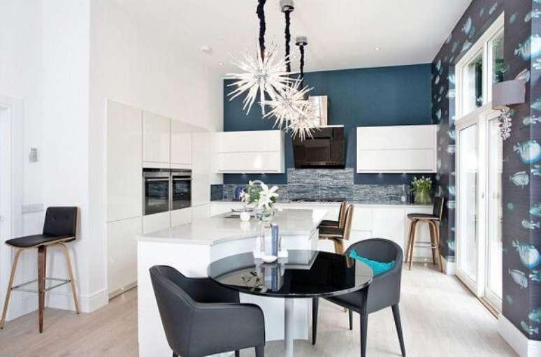 4. Armário de cozinha grande na cor branca com parede azul moderna – Foto Orchid Newton