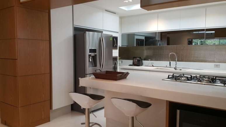 26. Arm&aacute;rio de cozinha grande e branco com portas de vidro &ndash; Foto Lucio Nocito