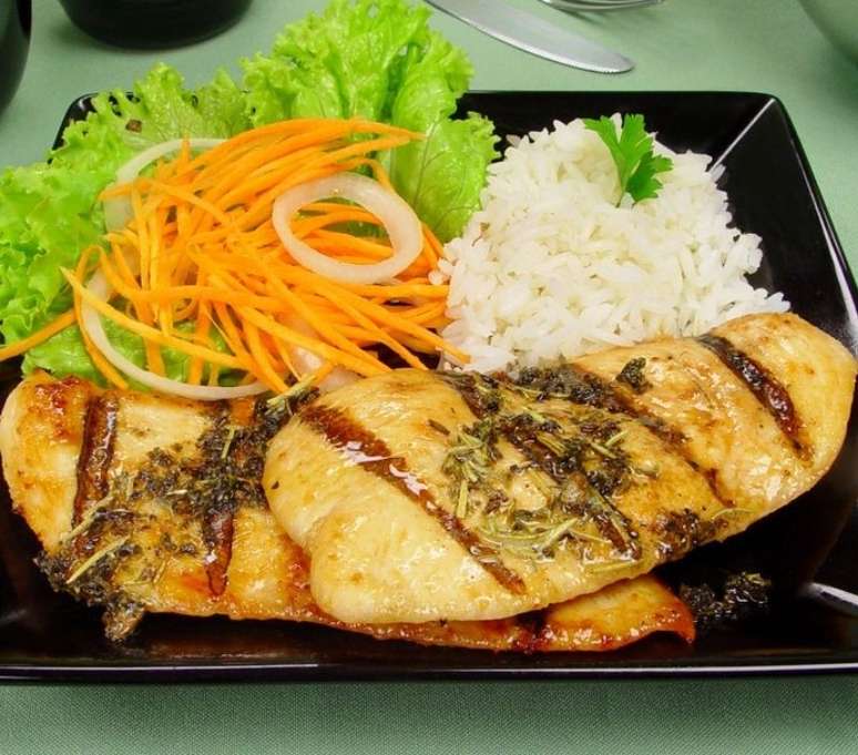 Fil&eacute; de frango com manteiga e ervas (Reprodu&ccedil;&atilde;o / Guia da Cozinha)