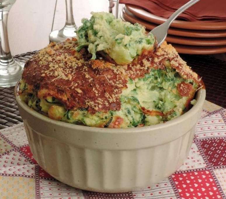 Sufl&ecirc; de espinafre e couve-flor (Reprodu&ccedil;&atilde;o / Guia da Cozinha)