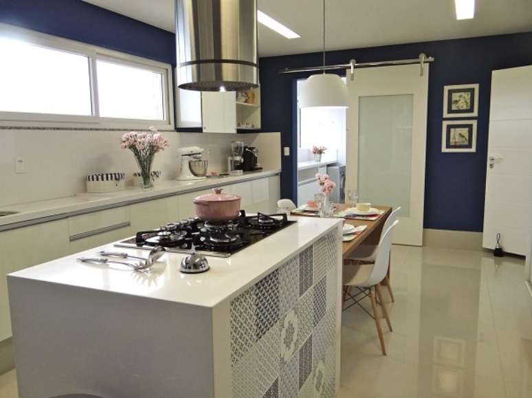 18. Armário de cozinha grande branco com detalhes em azul – Foto Belissa Corral