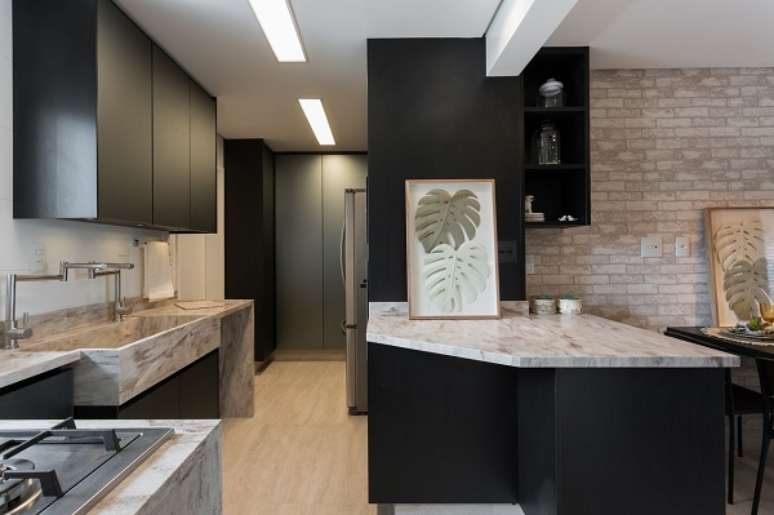 42. Armário de cozinha grande na cor preta com bancada de mármore esculpida – Foto Helena Koki