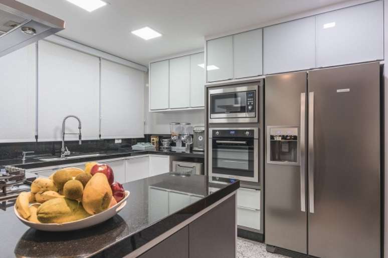 40. Arm&aacute;rio de cozinha grande na cor branca &ndash; Foto Sandra Pompermayer