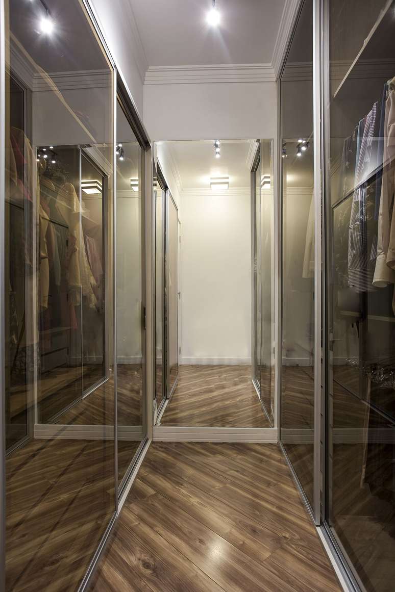 24. Guarda roupa com porta de vidro no closet – Foto Lili Giudice