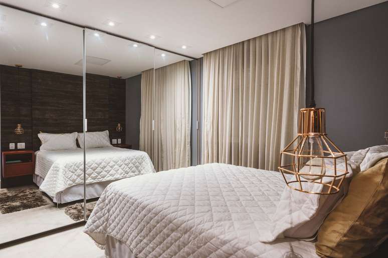 10. Guarda roupa com porta de vidro em frente a cama – Foto Estrutural Interiores