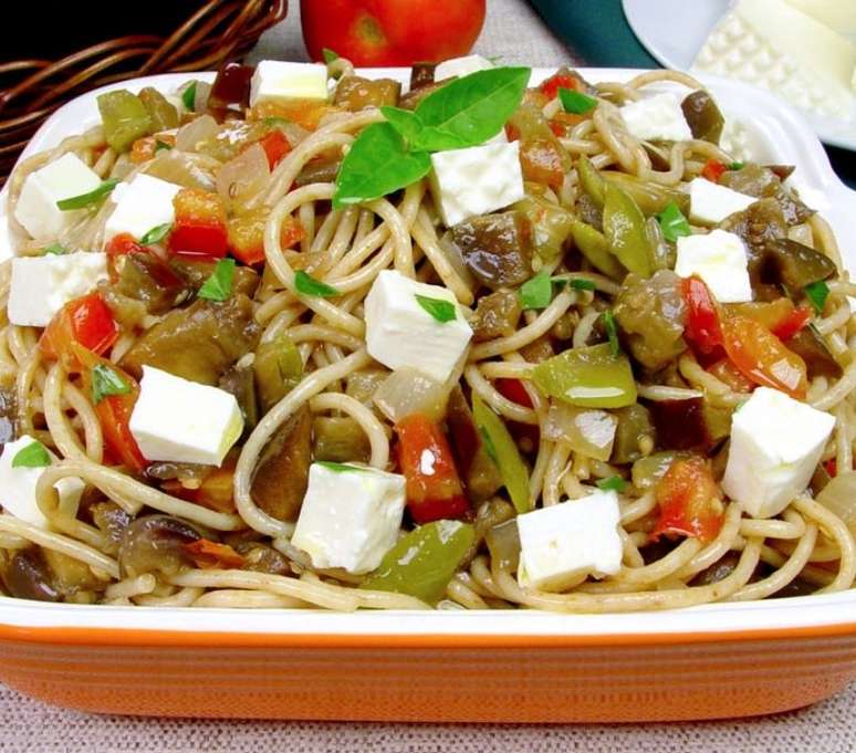 Macarr&atilde;o integral com berinjela (Reprodu&ccedil;&atilde;o / Guia da Cozinha)