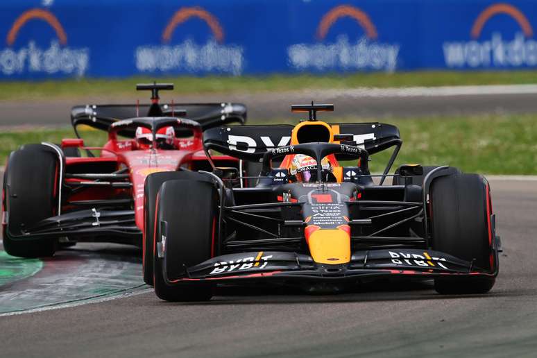 Max Verstappen terminou à frente de Charles Leclerc e venceu duelo particular em Ímola 