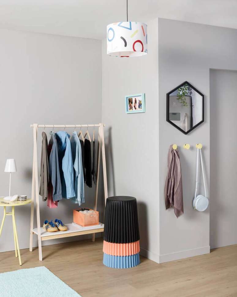 4. Araras s&atilde;o &oacute;timas solu&ccedil;&otilde;es para apoiar o guarda-roupas e liberar mais espa&ccedil;o do m&oacute;vel &ndash; Foto: Tok&Stok