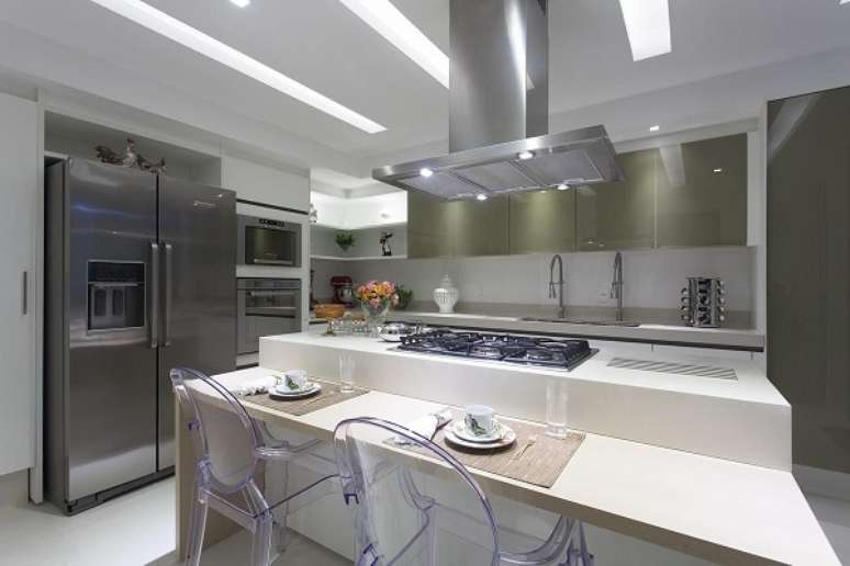 30. Arm&aacute;rio de cozinha grande em verde e branco &ndash; Foto Vanja Maia