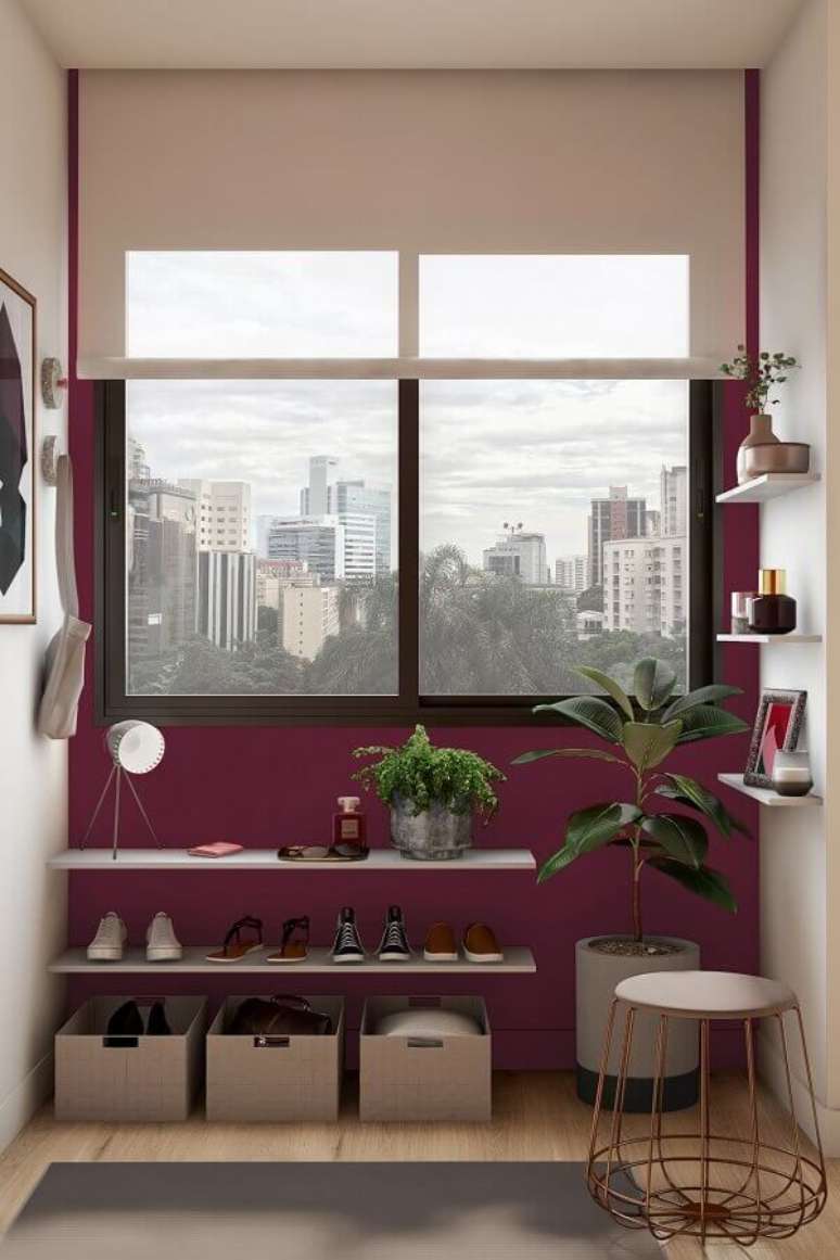 6. Leve os cal&ccedil;ados para uma sapateira empilh&aacute;vel ou monte prateleiras sobre o piso para organiz&aacute;-los &ndash; Foto: Tok&Stok