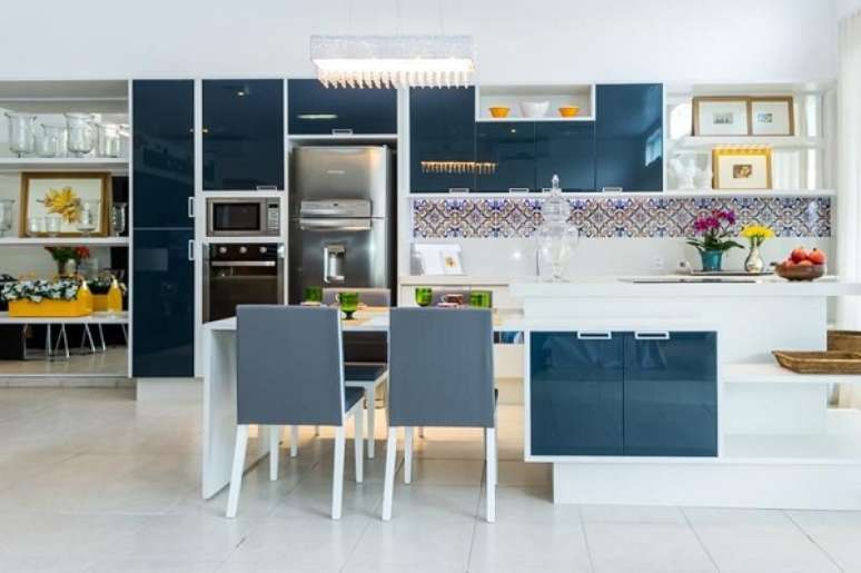 35. Armário de cozinha grande na cor azul com branco – Foto Joel Caetano Paes