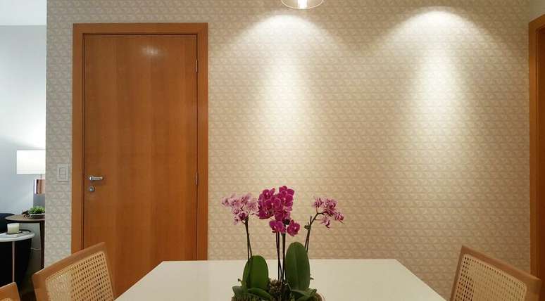 36. Esta sala de jantar usa uma parede 3D simples. Projeto de Tatiana Baroni