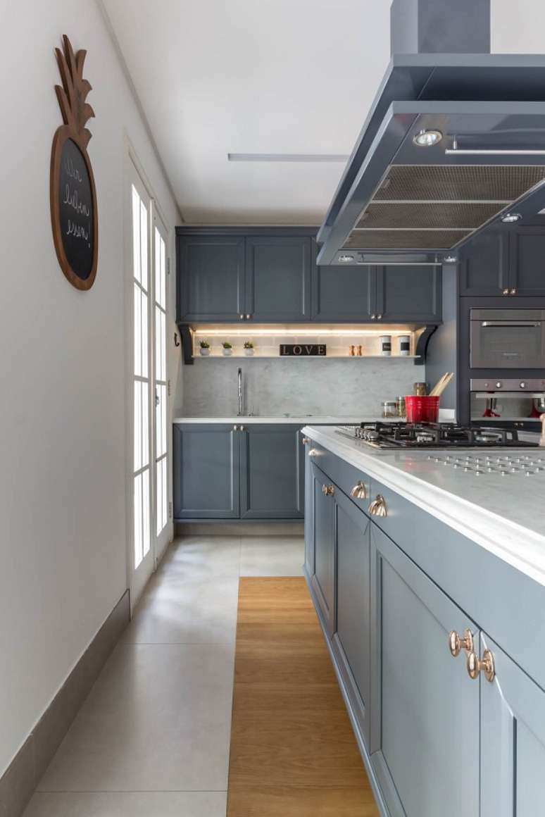 33. Armário de cozinha grande na cor azul claro com puxadores dourado – Foto Liz Arquitetura