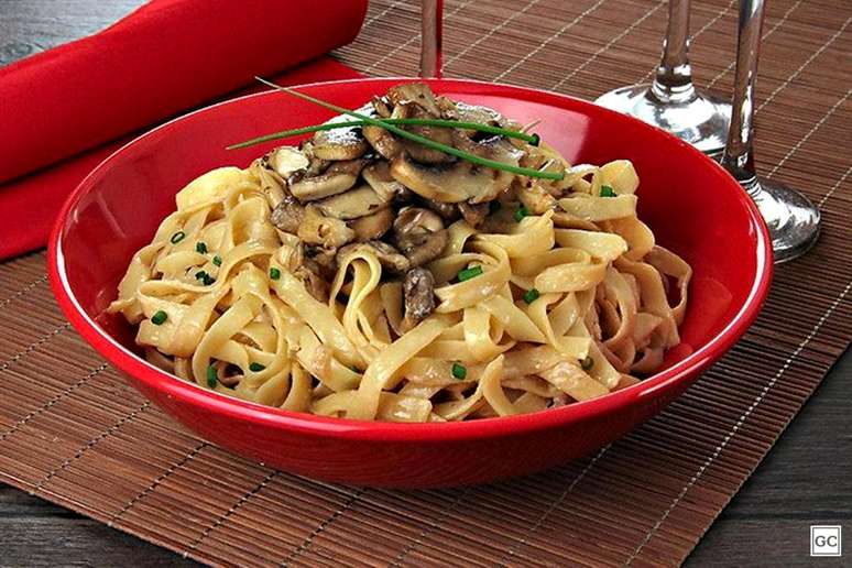 Fettuccine com molho de cogumelos &ndash; Foto: Guia da Cozinha