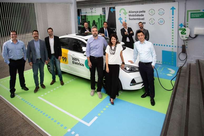 Executivos em reuni&atilde;o de assinatura do acordo, na Casa99 em S&atilde;o Paulo