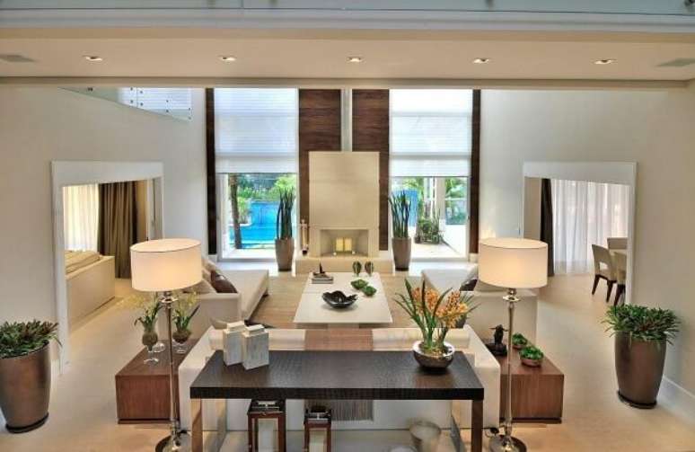 14. Decora&ccedil;&atilde;o com vaso pequeno de diferentes cores &ndash; Foto Quitete e Faria