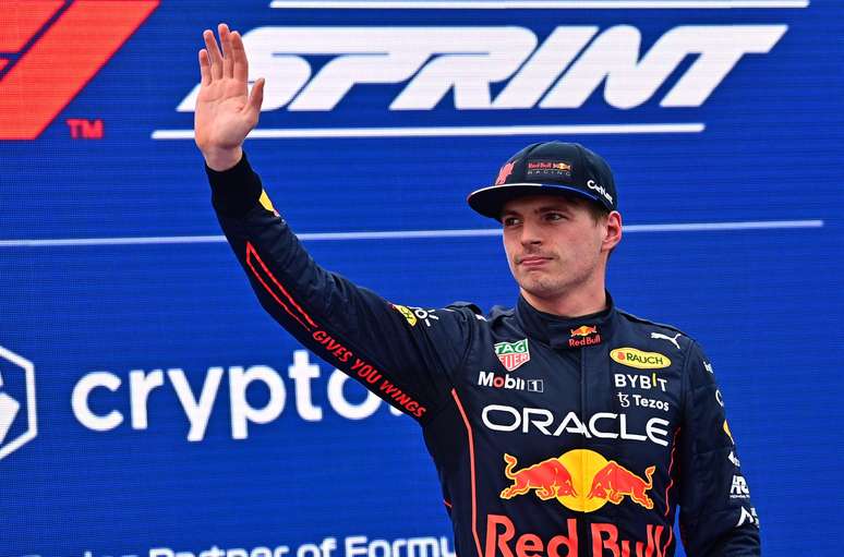 Max Verstappen celebra vitória na corrida sprint da F1 do GP da Emília-Romanha 