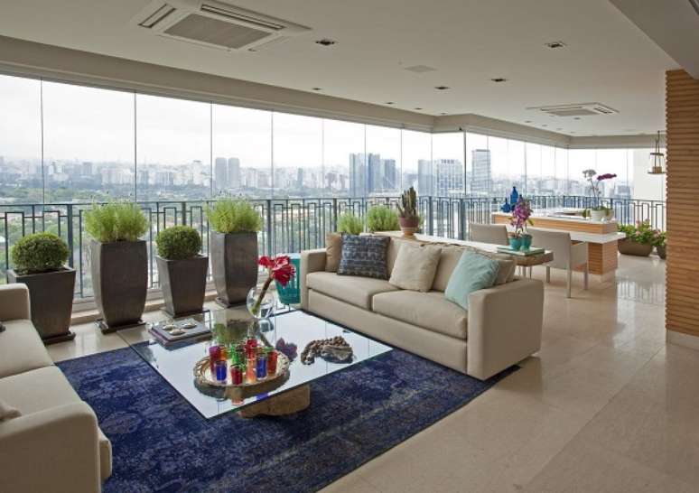 31. Varanda gourmet com vaso pequeno colorido e de vidro &ndash; Foto Patricia Covolo