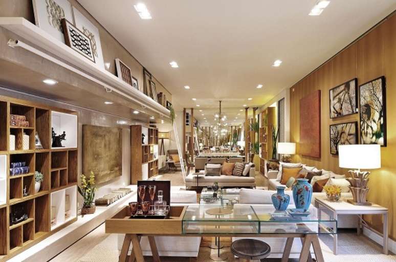 29. Sala de estar grande decorada com diferentes tipos de vaso pequeno &ndash; Foto Quitete e Faria