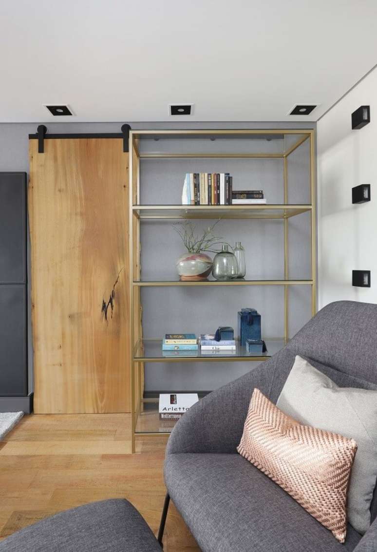 18. Estante dourada com vaso pequeno &ndash; Foto Inside Arquitetura e Design