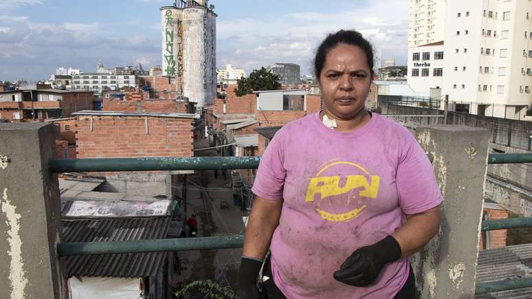 Alessandra Moja Cunha em frente aos silos do antigo Moinho Central, que deu nome à favela