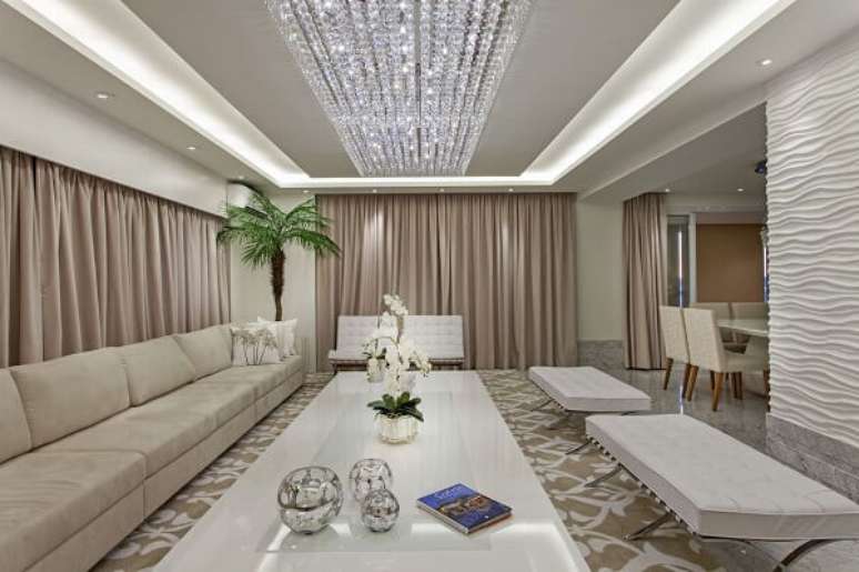 20. Mesa de centro branca decorada com vaso pequeno para orquidea &ndash; Foto Iara Kilaris