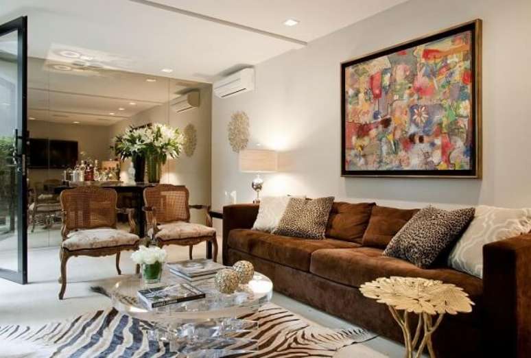 37. Vaso pequeno de vidro para sala de estar com sof&aacute; marrom &ndash; Foto Beto Galvez e Norea de Vitto