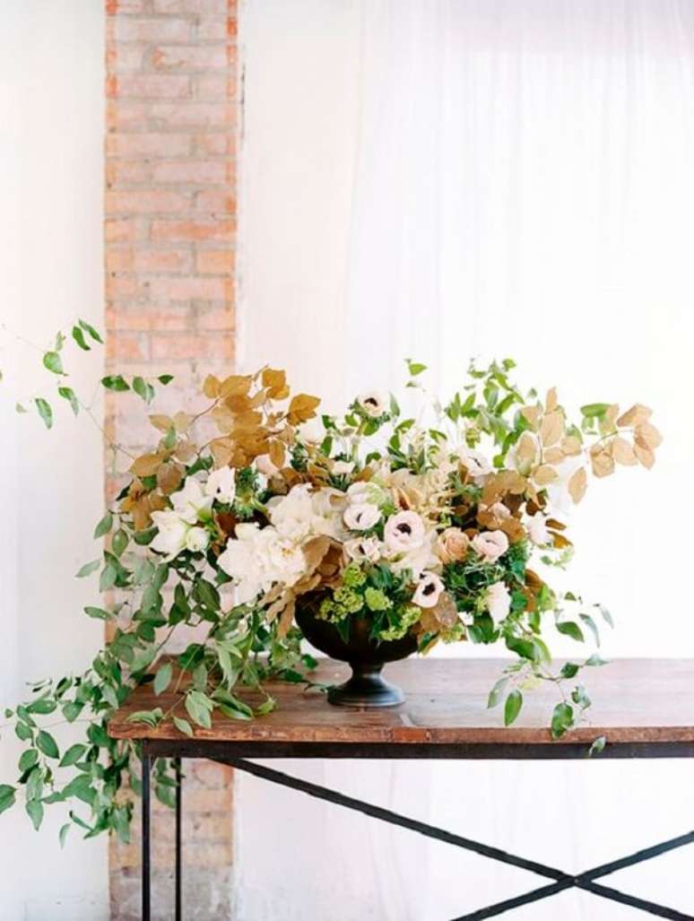 12. Arranjo de mesa floral com vaso pequeno preto – Foto One Fab Day