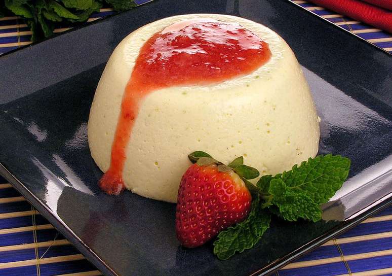 Mousse de iogurte com lim&atilde;o e morango &ndash; Foto: Guia da Cozinha