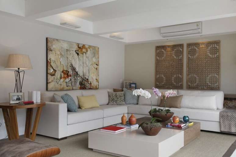 4. Sala com centro de mesa e vaso pequeno &ndash; Foto Escala Arquitetura