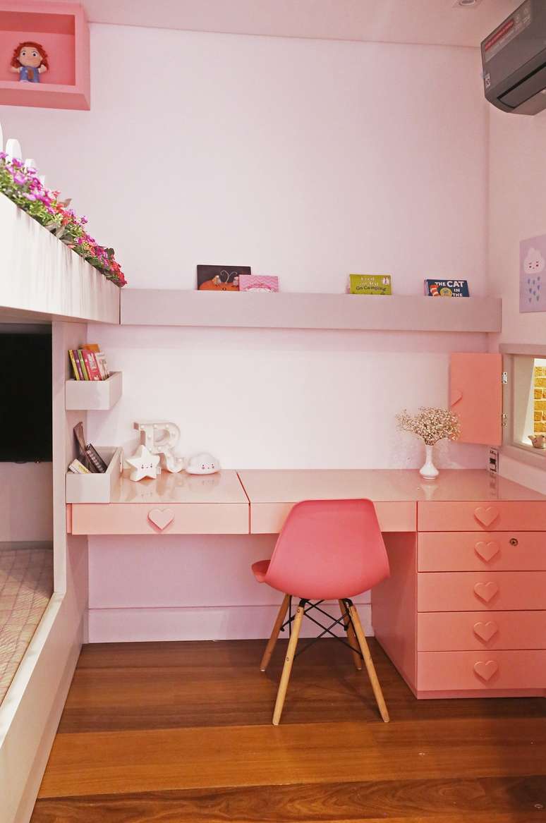 14. Os puxadores da escrivaninha s&atilde;o em formato de cora&ccedil;&atilde;o. Foto: 2S St&uacute;dio