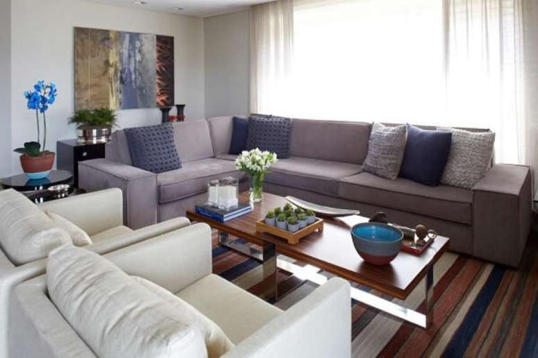 34. Vaso pequeno com mesa de centro madeira &ndash; Foto Patricia Covolo