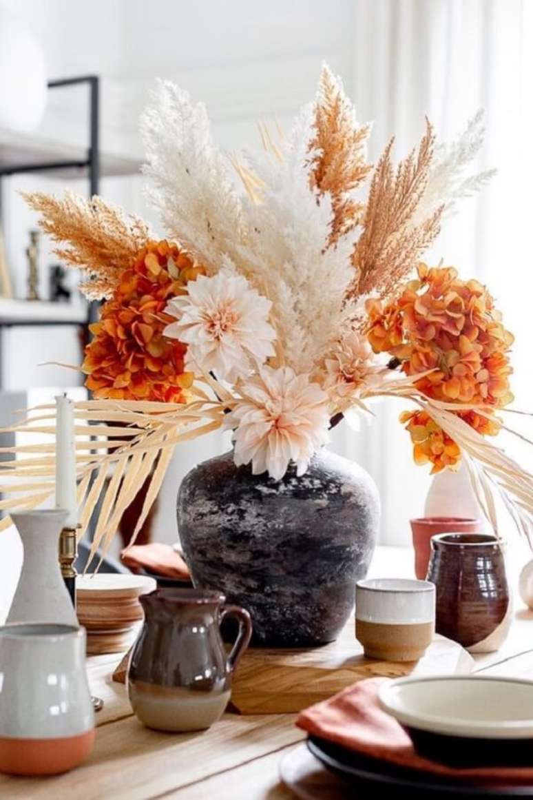 11. Arranjo de mesa com vaso pequeno na cor preta decorado com flores laranja – Foto Craft Berry Bush
