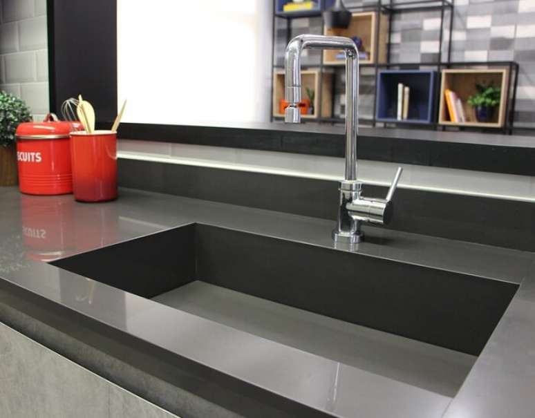 5 &ndash; Por ser f&aacute;cil de limpar, a bancada de porcelanato pode ser aplicada na cozinha. Reprodu&ccedil;&atilde;o: Eliane Revestimentos Cer&acirc;micos