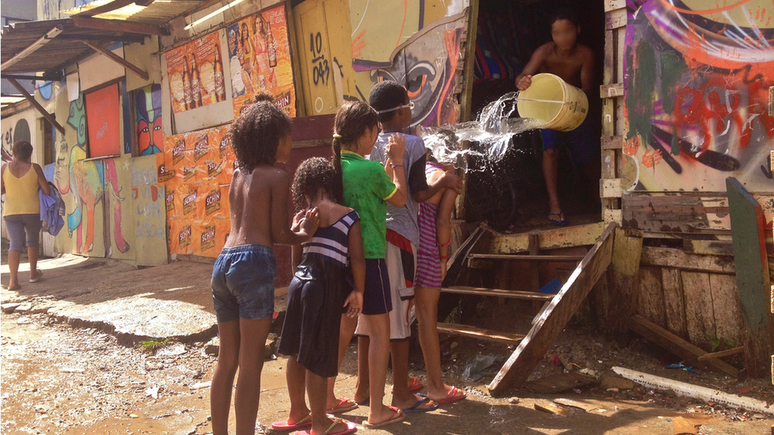 Com chegada do saneamento básico, moradores da Favela do Moinho agora sonham com regularização da energia elétrica, ampliação da coleta de lixo e implantação de um sistema de combate a incêndio
