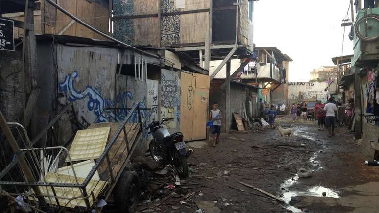 Esgoto correndo em meio às casas na Favela do Moinho, a menos de 3 km da Prefeitura de São Paulo