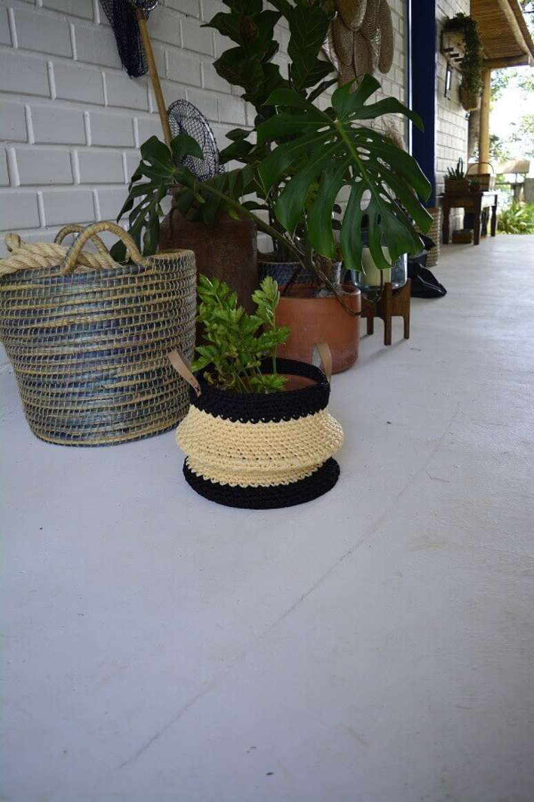 13. Cachepot artesanal para decoração de terraço com vasos de plantas – Foto: Círculo
