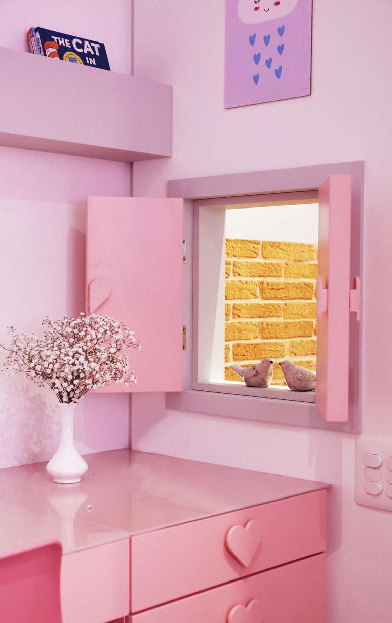 13. Os degraus do quarto contam com ilumina&ccedil;&atilde;o, gavetas e nichos para acomodar os brinquedos. Foto: 2S St&uacute;dio