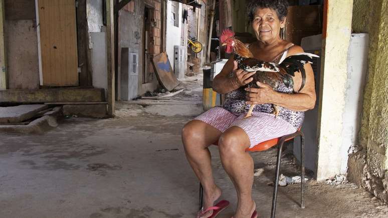 'Quando a Sabesp chegar, vai ser um sonho da gente', diz Dona Zefa, de 71 anos, que sofre com alagamentos quando chove mais forte