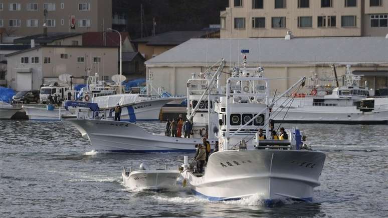Barco de pesca sai do porto de Utoro para ajudar a procurar o barco de turismo desaparecido