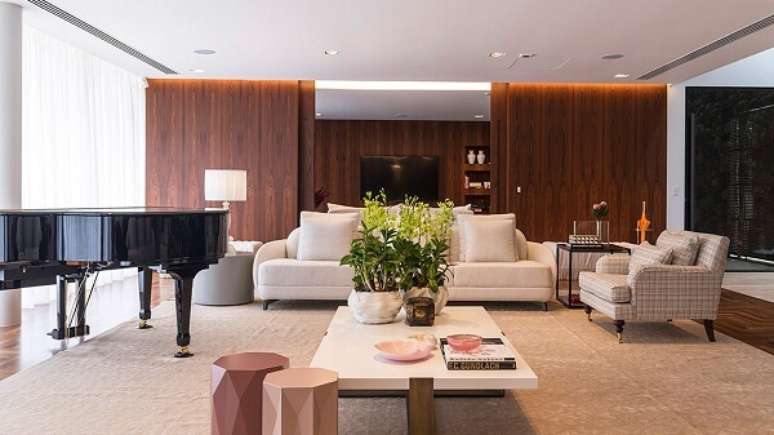 40. Vaso pequeno na sala de estar branca &ndash; Foto Bruno Carvalho