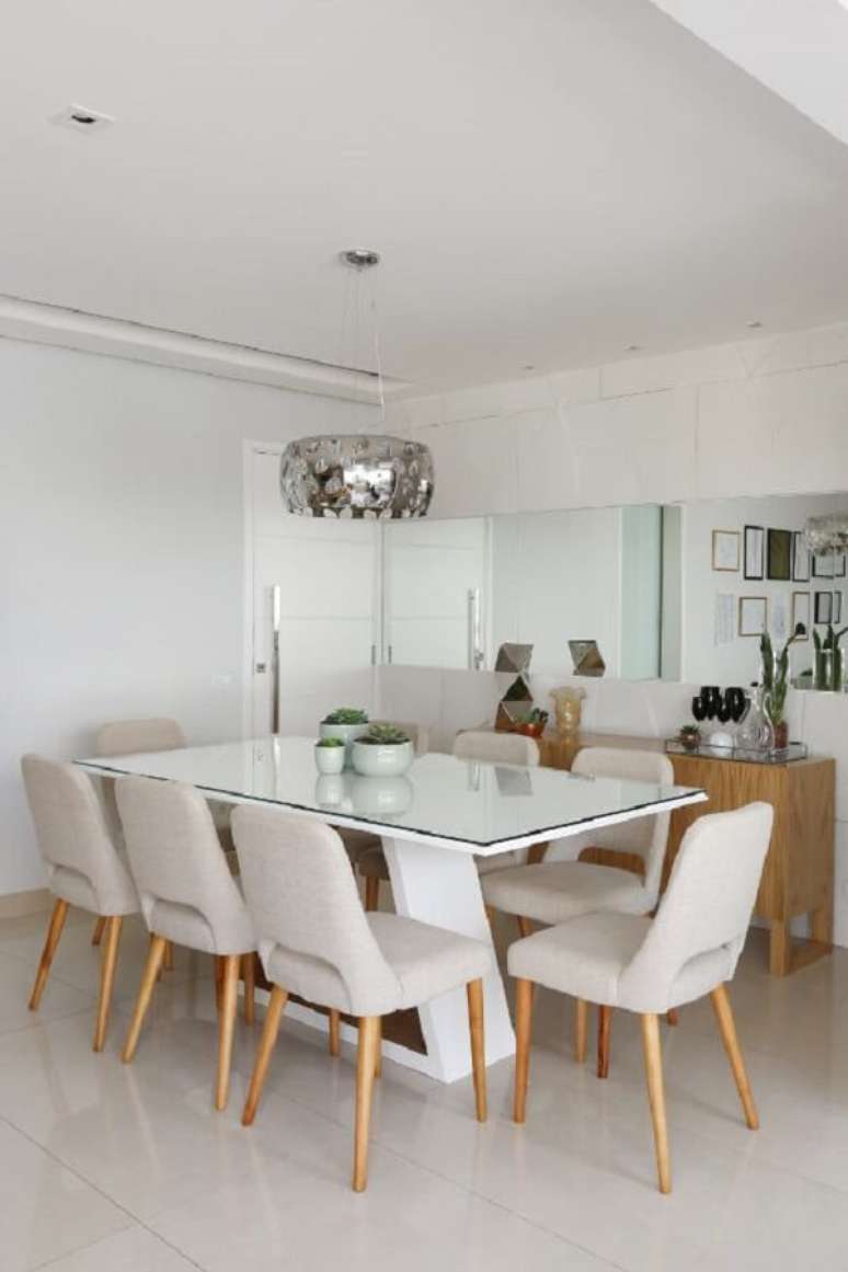 7. Vaso pequeno para sala de jantar com cadeira bege &ndash; Foto Bianchi e Lima Arquitetura