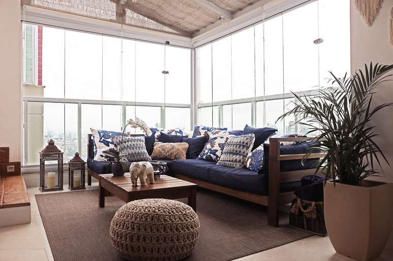 4. A cortina de vidro permite a entrada de luz natural no ambiente. Foto: 2S St&uacute;dio