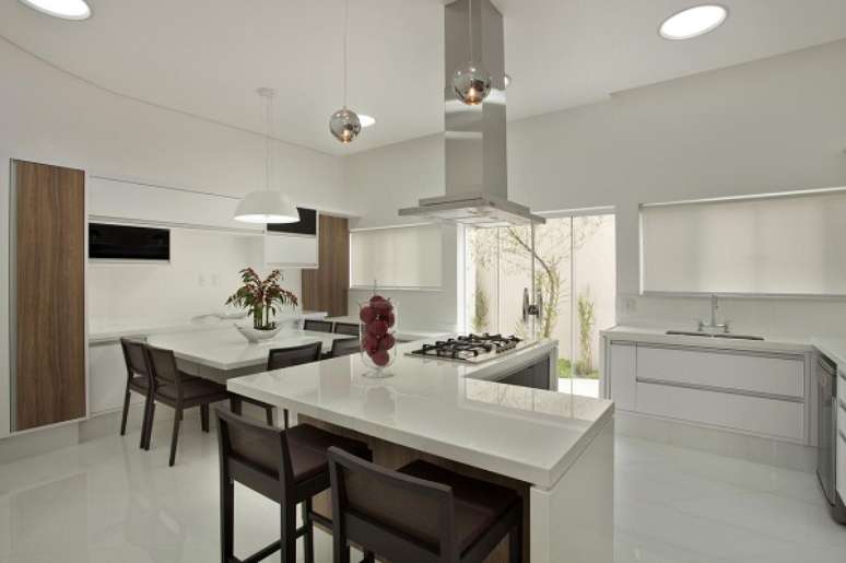 54. Pedra para cozinha em L com cooktop e banquetas &ndash; Foto Aquiles Nicolas Kilaris