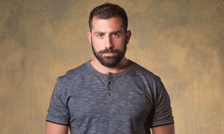 Kaysar Dadour caracterizado como Fauze, seu personagem em '&Oacute;rf&atilde;os da Terra'