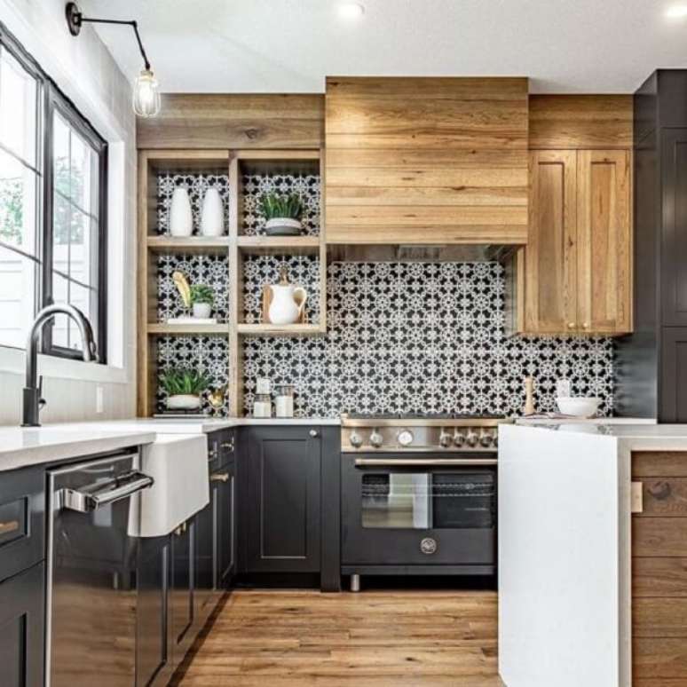 50. Pedra para cozinha com cuba de semi encaixe e arm&aacute;rios de madeira &ndash; Foto Decoholic