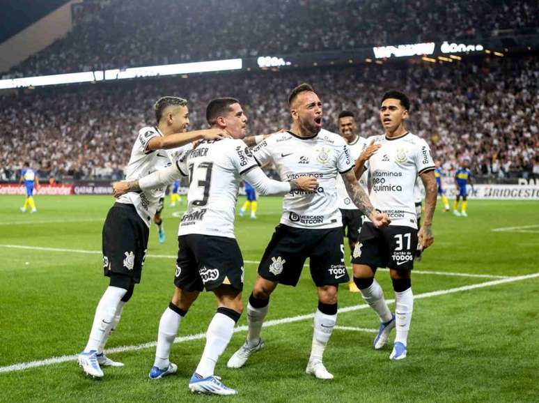 Maycon vibra com um dos dois gol que marcou (Foto: Rodrigo Coca / Agência Corinthians)