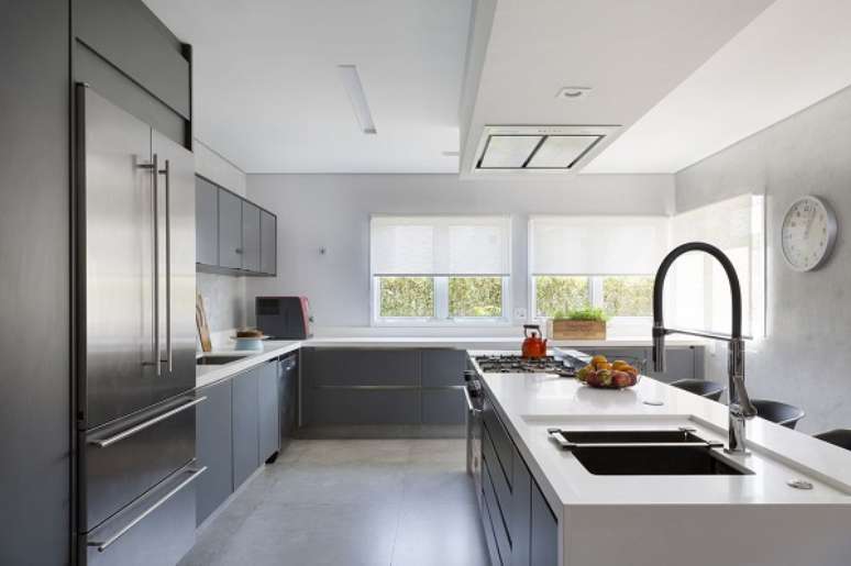 36. Pedra para cozinha americana com pia quadrada &ndash; Foto Gabriela Toledo