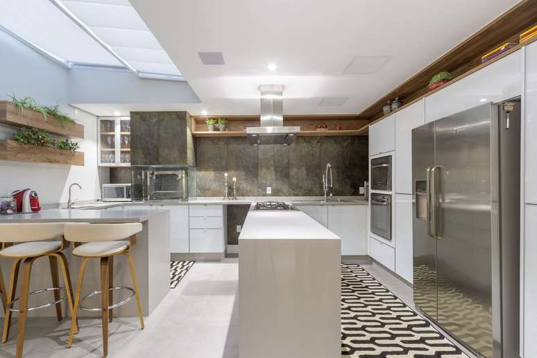 8. Pedra para bancada de cozinha moderna &ndash; Foto Luane Vieira